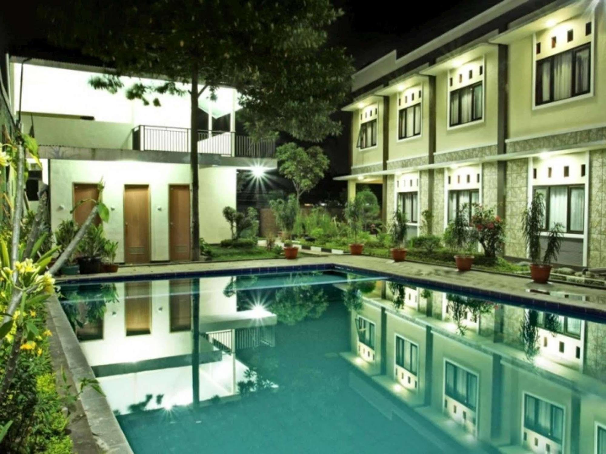 Gumilang Hotel Bogor Exterior photo